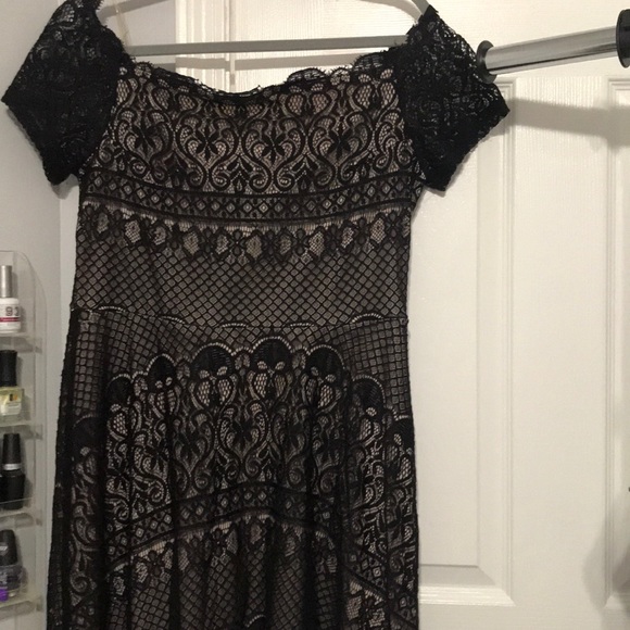 Lace dress - Picture 1 of 5